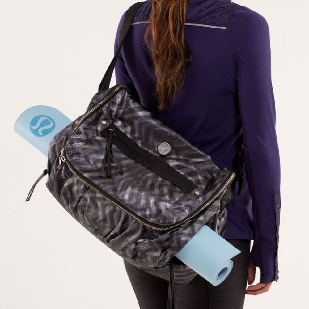 Lululemon Yoga Moto Messenger Bag Blazer Print (Black & Grey Chevron) - EUC!